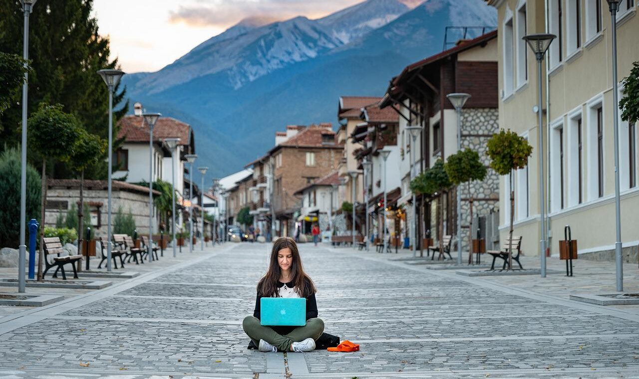 Tips on how to select and manage digital nomads effectively