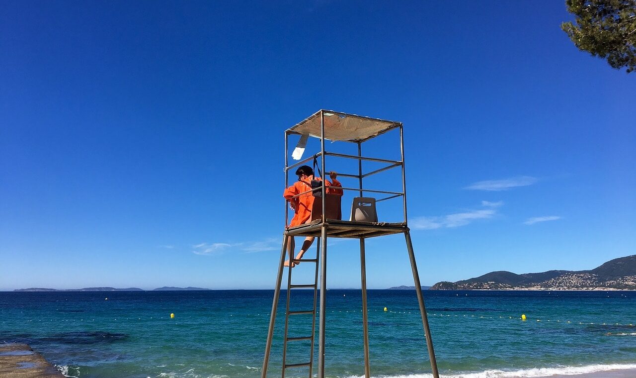 除了工资之外，暑期工作还有哪些好处？